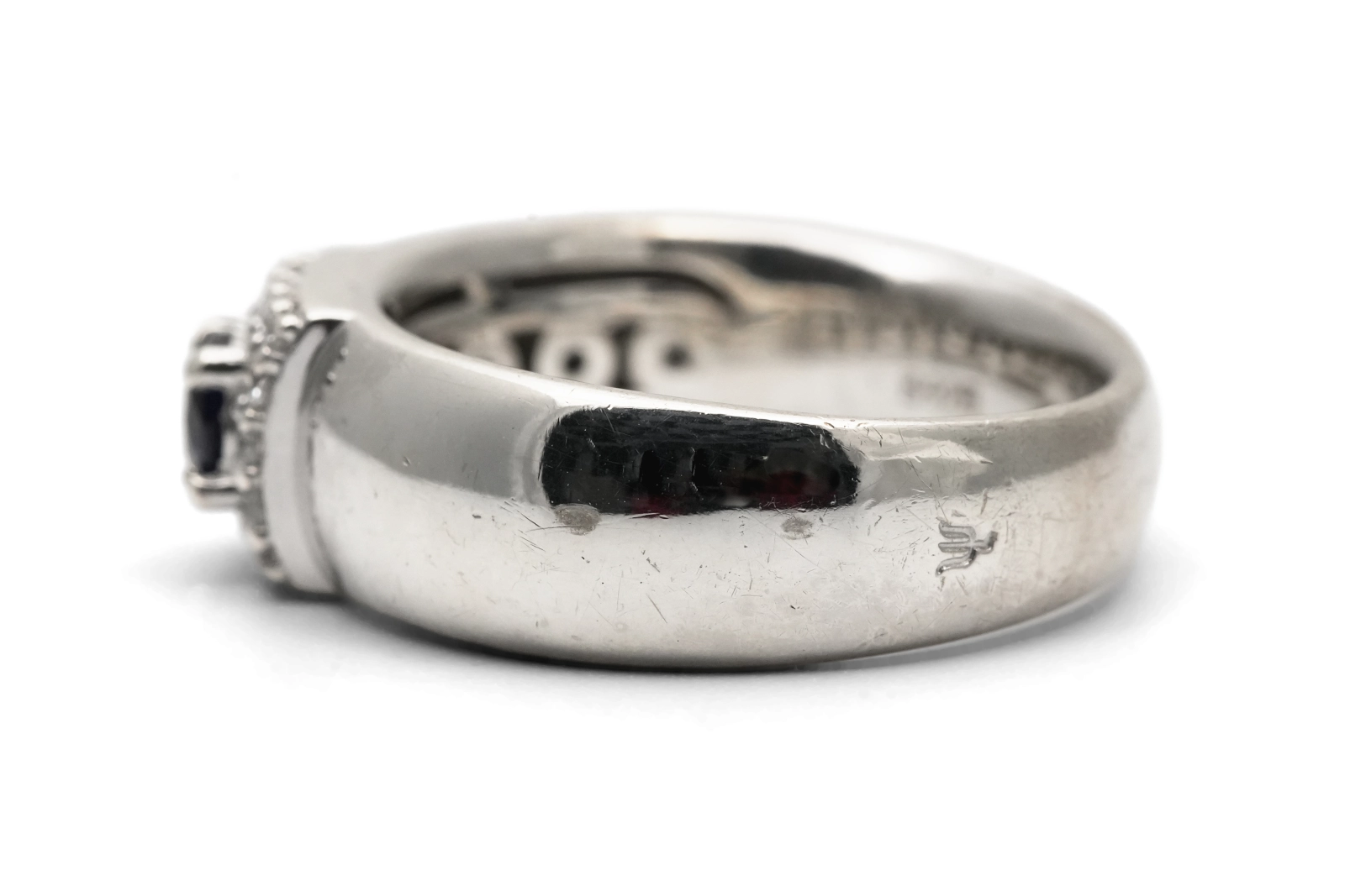 Bague contemporaine en argent 925 sertie d'un saphir et de zirconiums
