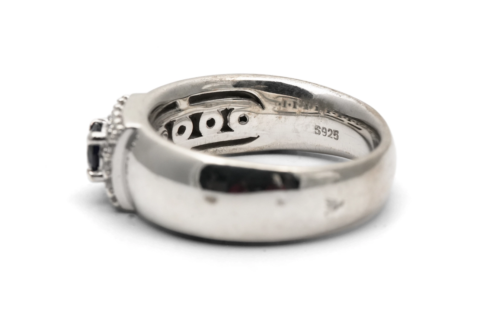 Bague contemporaine en argent 925 sertie d'un saphir et de zirconiums
