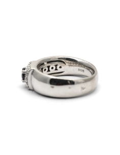 Bague contemporaine en argent 925 sertie d'un saphir et de zirconiums