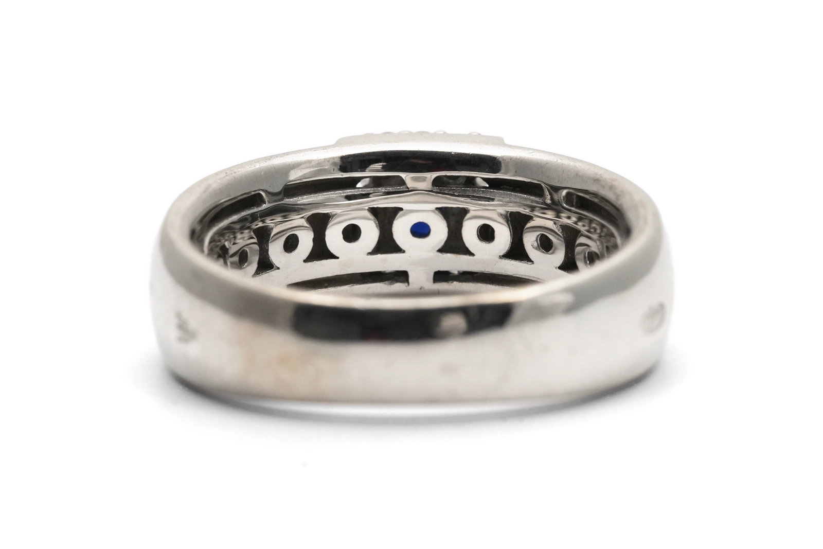 Bague contemporaine en argent 925 sertie d'un saphir et de zirconiums