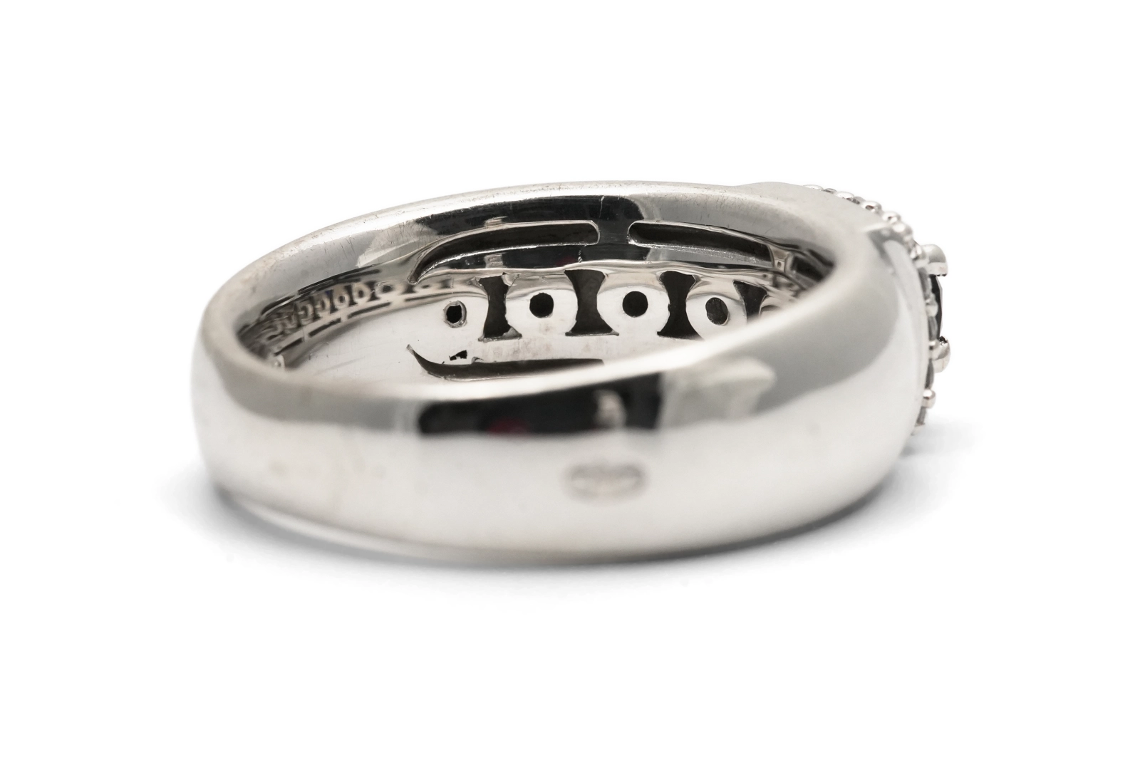 Bague contemporaine en argent 925 sertie d'un saphir et de zirconiums