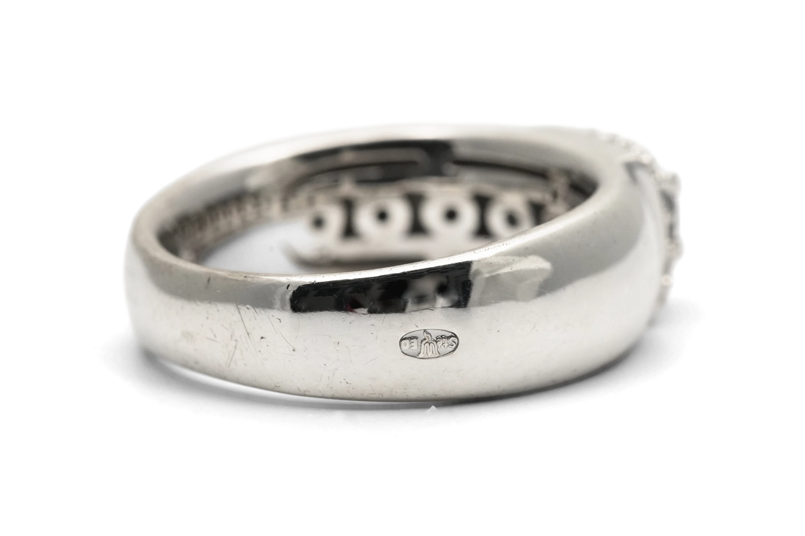 Bague contemporaine en argent 925 sertie d'un saphir et de zirconiums
