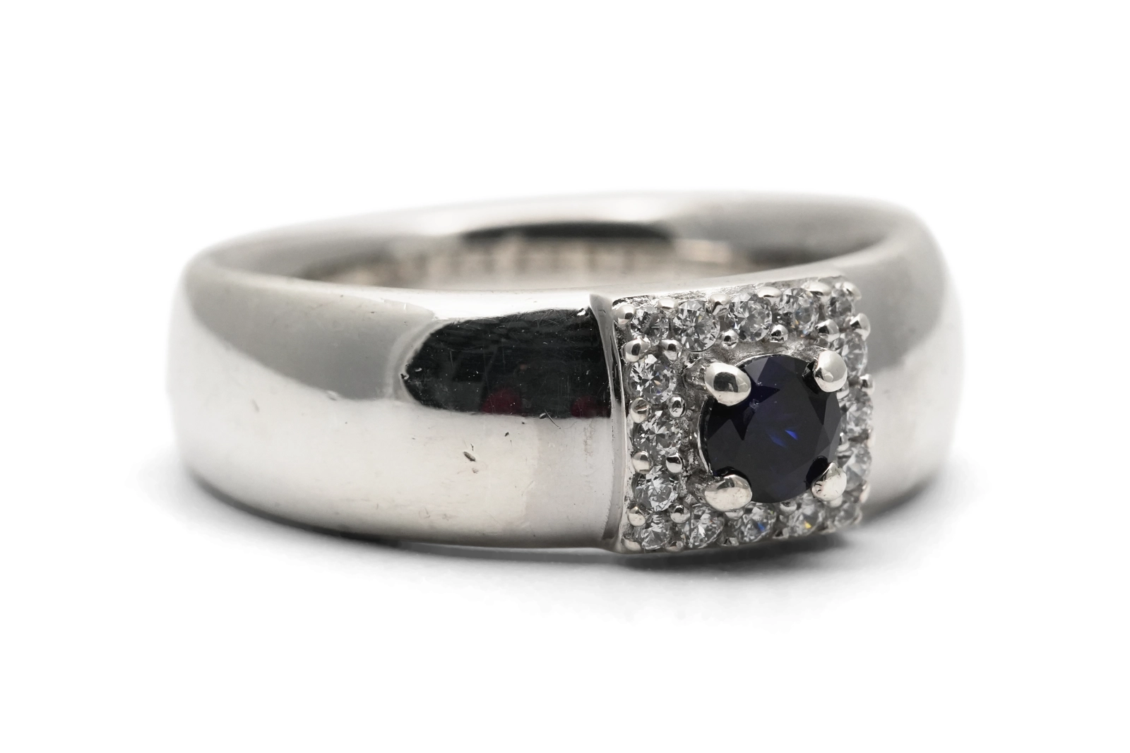 Bague contemporaine en argent 925 sertie d'un saphir et de zirconiums