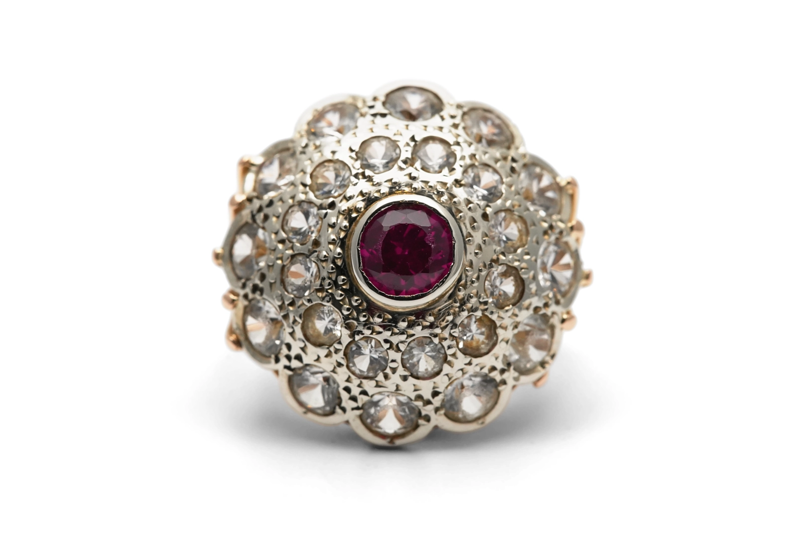 Bague Années 50 en or jaune 18 carats et argent sertie d'un rubis de synthèse et de saphirs de synthèse