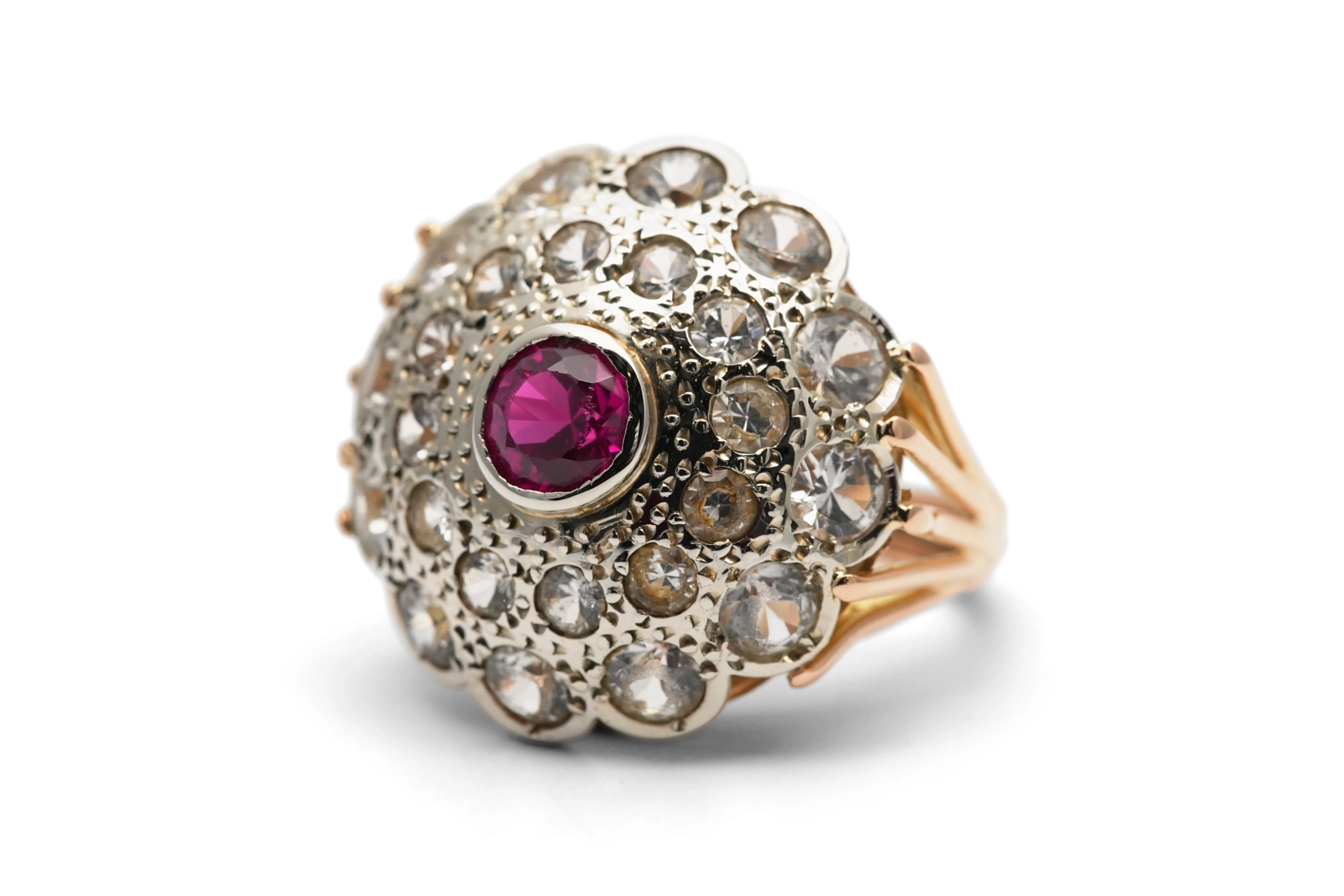 Bague Années 50 en or jaune 18 carats et argent sertie d'un rubis de synthèse et de saphirs de synthèse