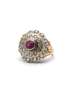 Bague Années 50 en or jaune 18 carats et argent sertie d'un rubis de synthèse et de saphirs de synthèse