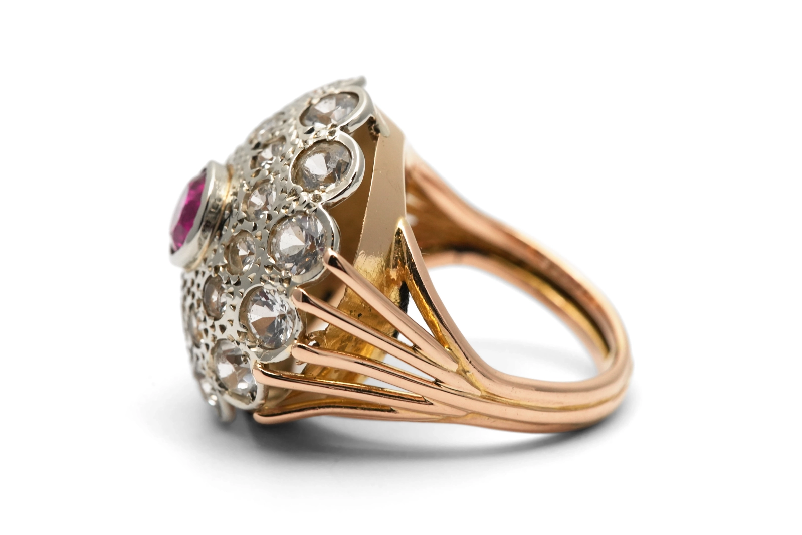 Bague Années 50 en or jaune 18 carats et argent sertie d'un rubis de synthèse et de saphirs de synthèse