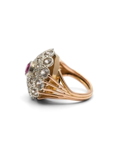 Bague Années 50 en or jaune 18 carats et argent sertie d'un rubis de synthèse et de saphirs de synthèse