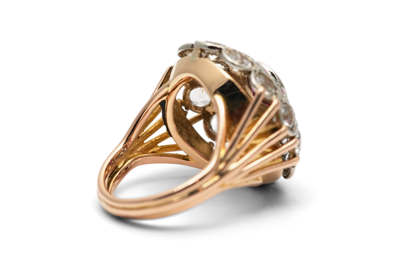 Bague Années 50 en or jaune 18 carats et argent sertie d'un rubis de synthèse et de saphirs de synthèse