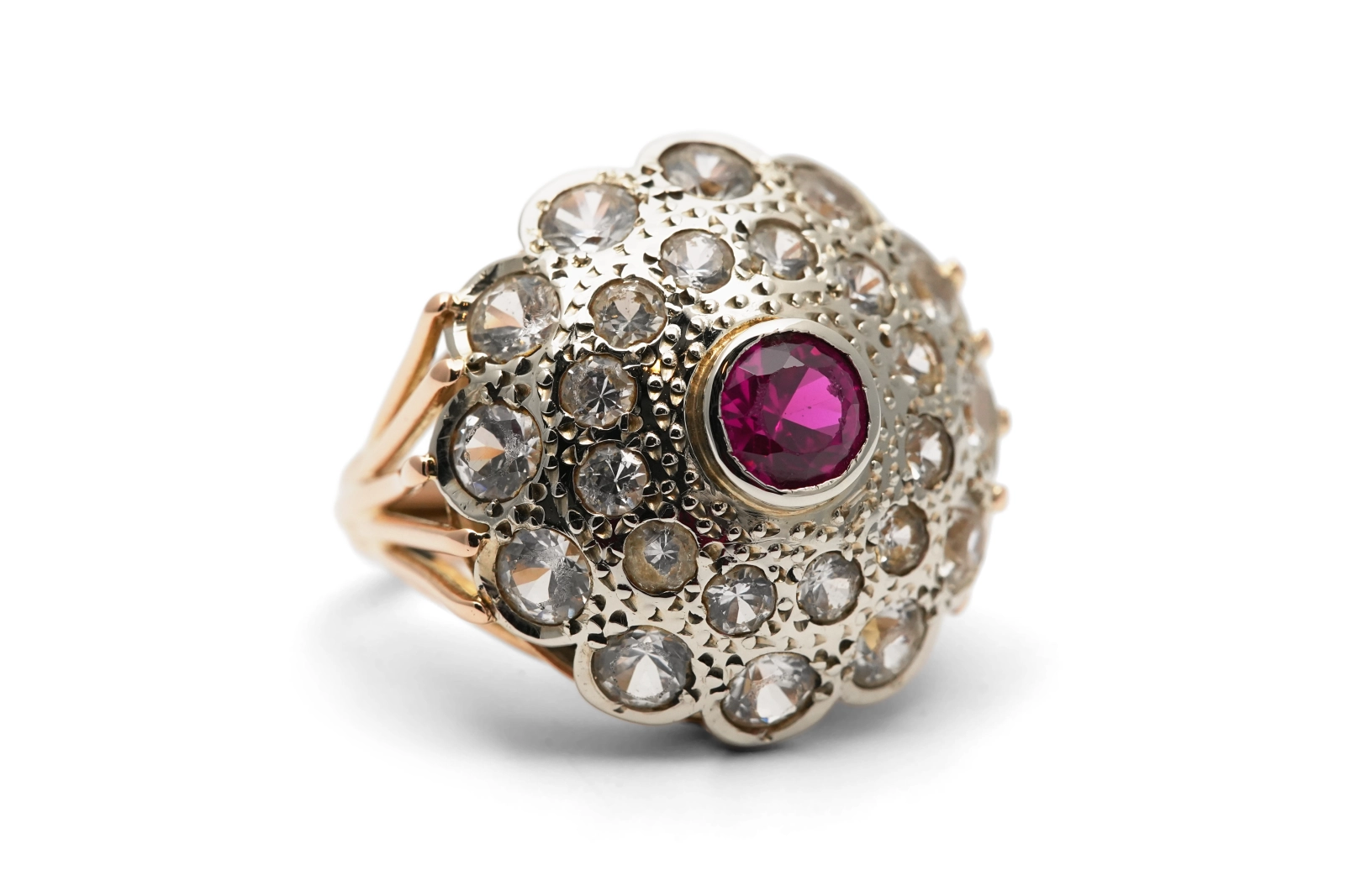 Bague Années 50 en or jaune 18 carats et argent sertie d'un rubis de synthèse et de saphirs de synthèse