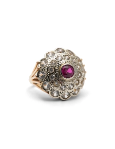 Bague Années 50 en or jaune 18 carats et argent sertie d'un rubis de synthèse et de saphirs de synthèse