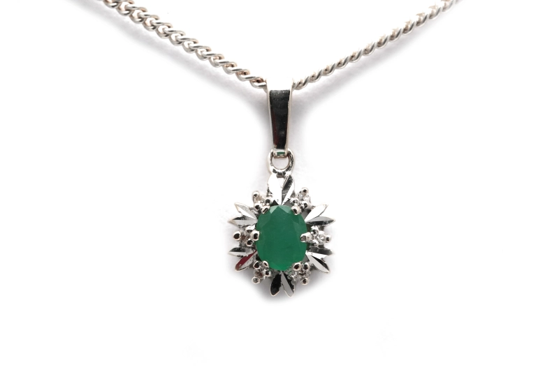 Pendentif années 70 en or blanc 18 carats serti d'une émeraude et de diamants taille "8/8"