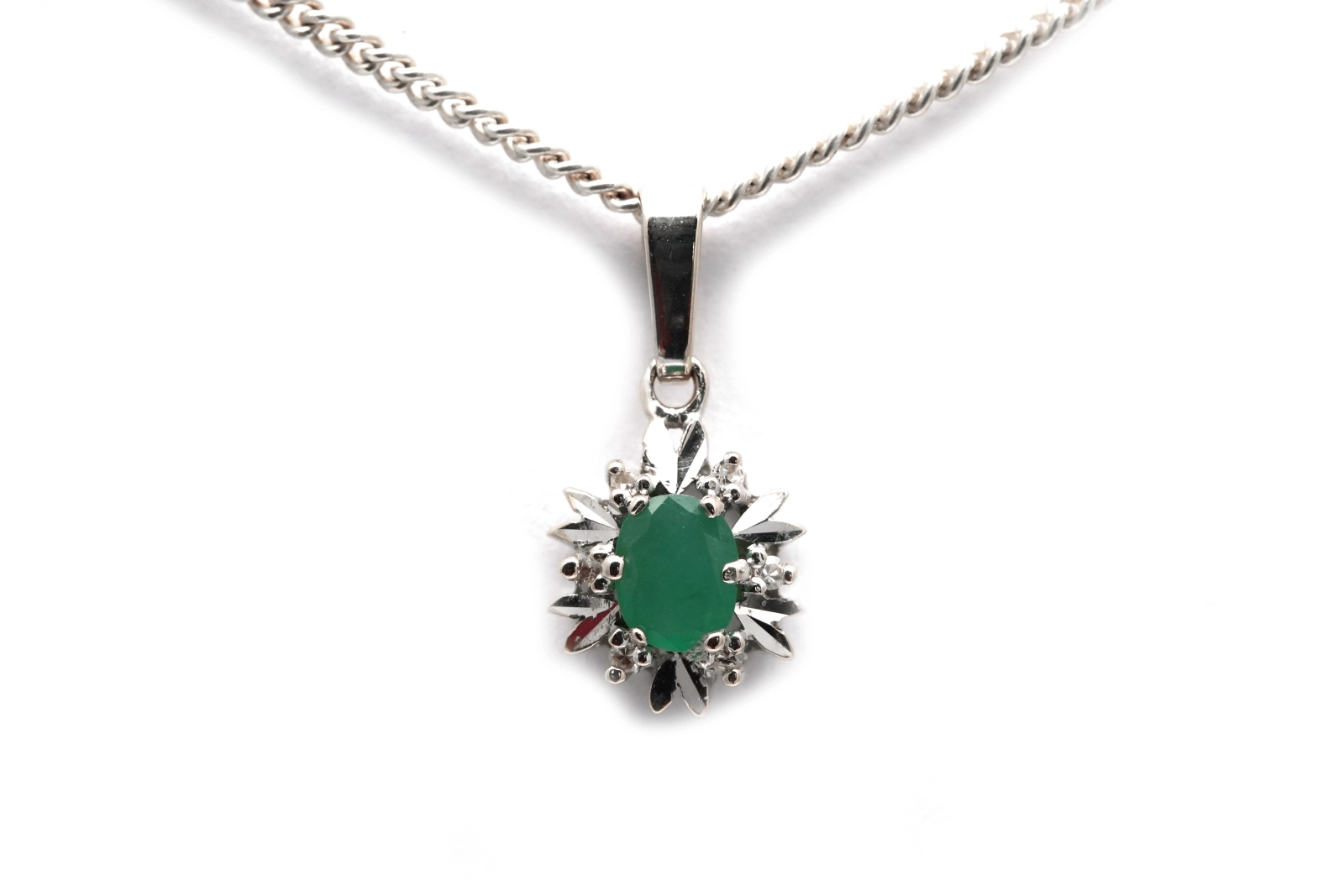 Pendentif années 70 en or blanc 18 carats serti d'une émeraude et de diamants taille "8/8"
