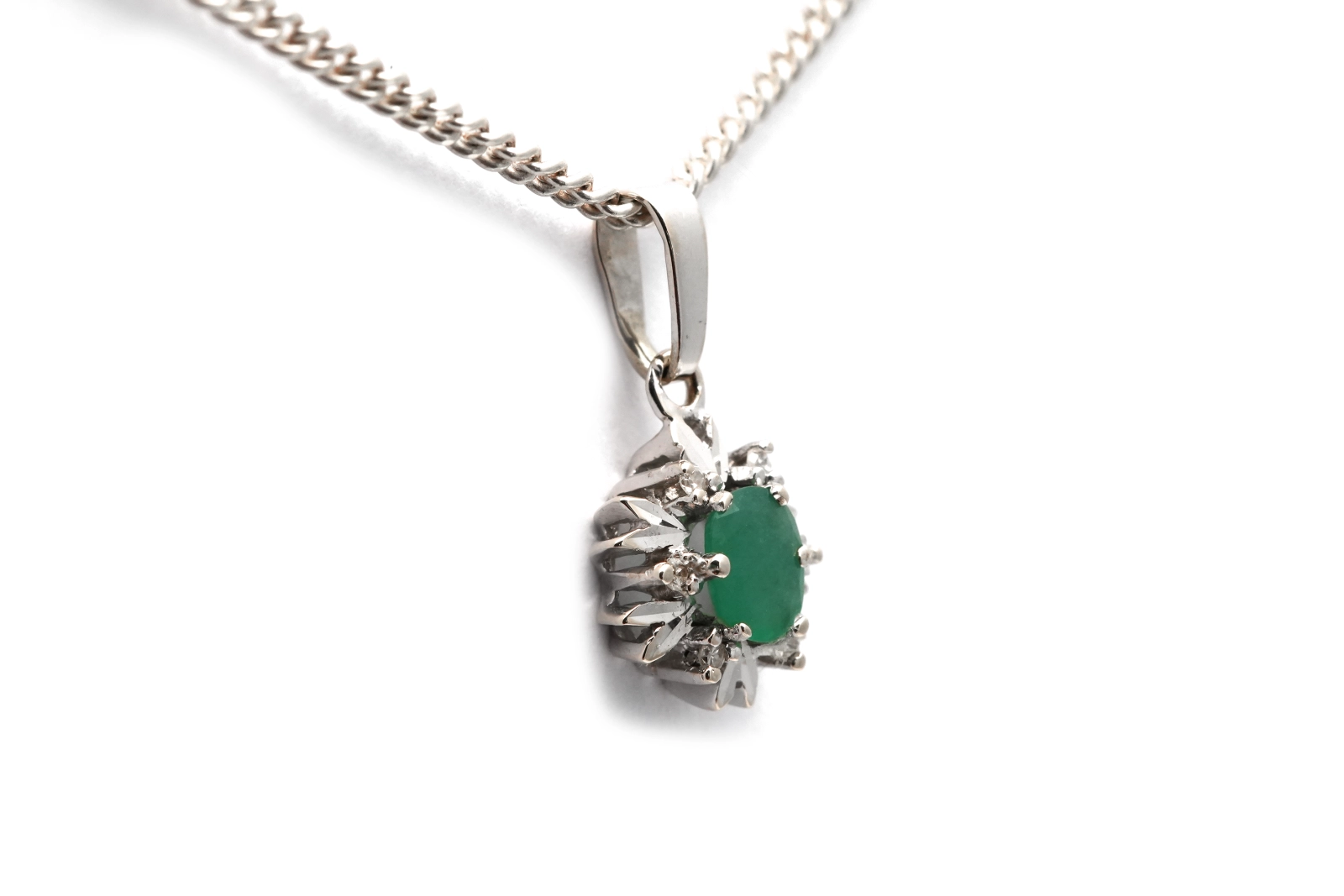 Pendentif années 70 en or blanc 18 carats serti d'une émeraude et de diamants taille "8/8"