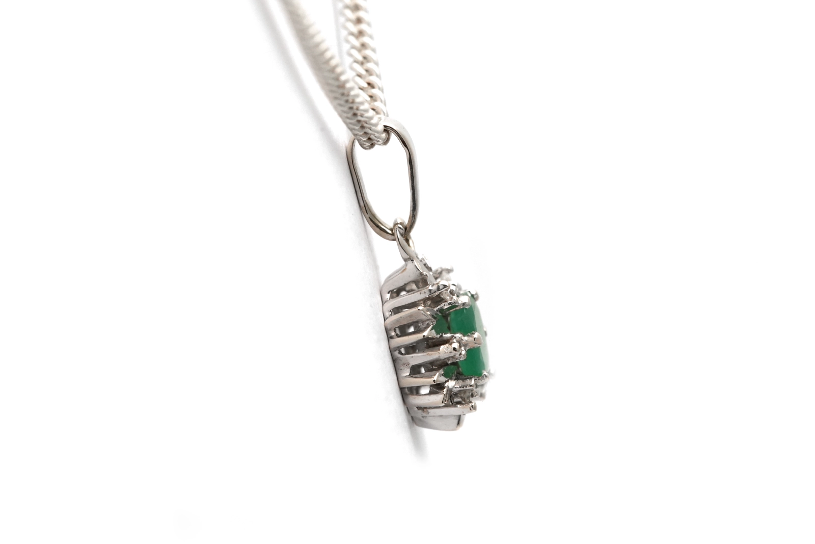 Pendentif années 70 en or blanc 18 carats serti d'une émeraude et de diamants taille "8/8"