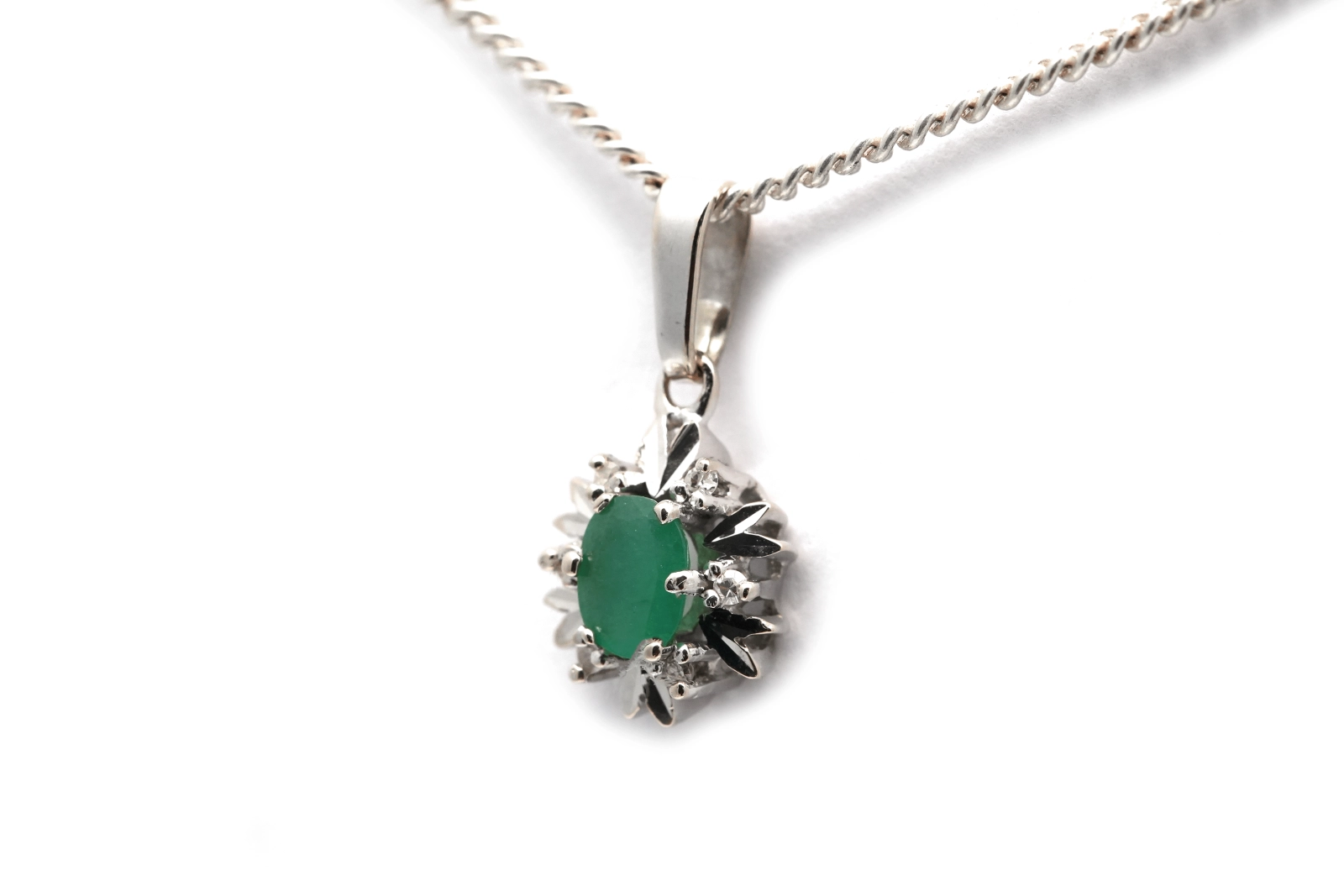 Pendentif années 70 en or blanc 18 carats serti d'une émeraude et de diamants taille "8/8"