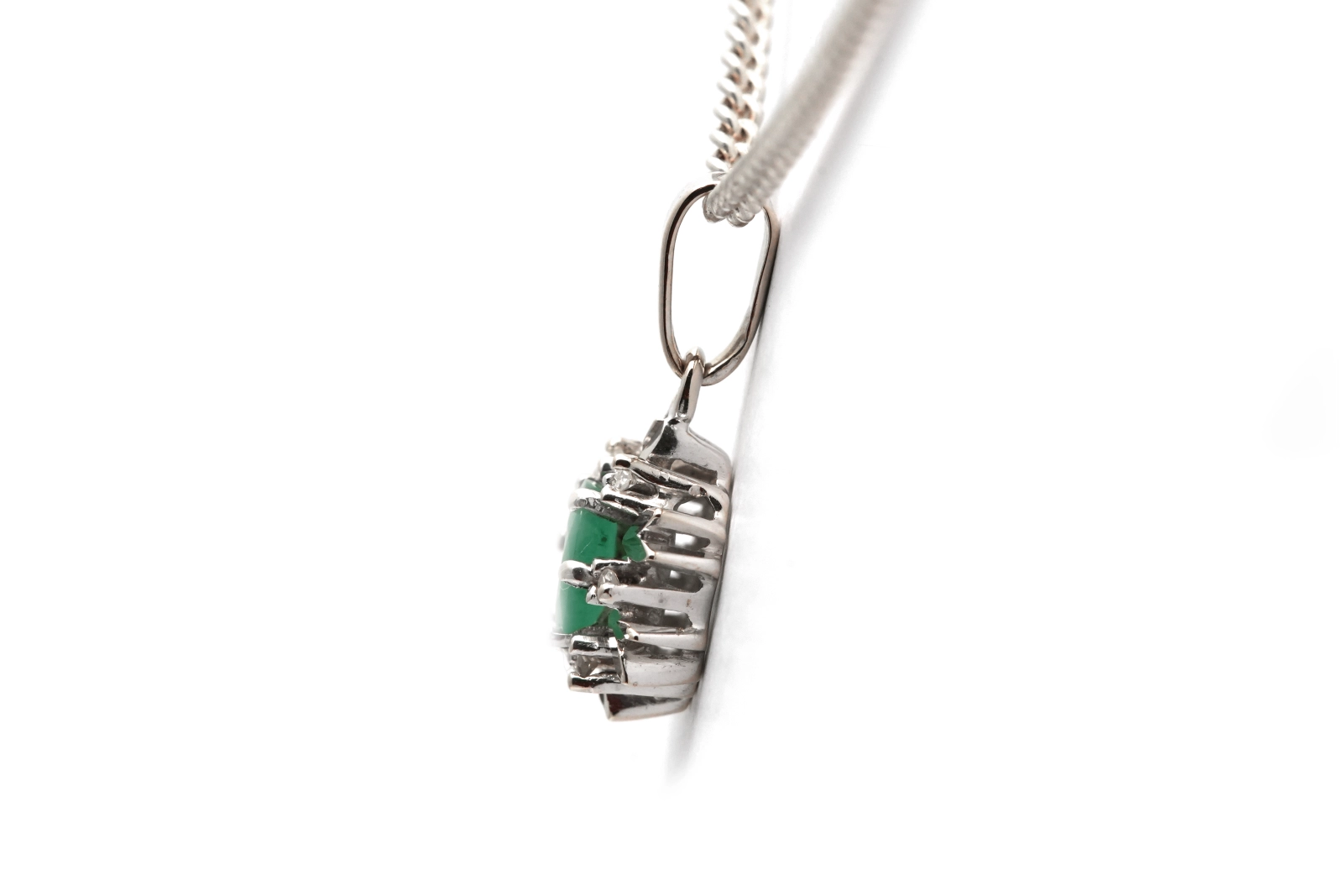 Pendentif années 70 en or blanc 18 carats serti d'une émeraude et de diamants taille "8/8"