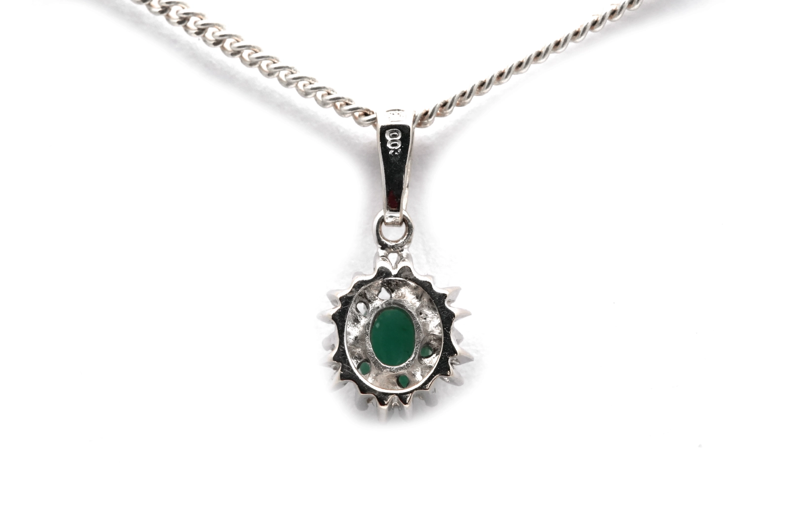 Pendentif années 70 en or blanc 18 carats serti d'une émeraude et de diamants taille "8/8"