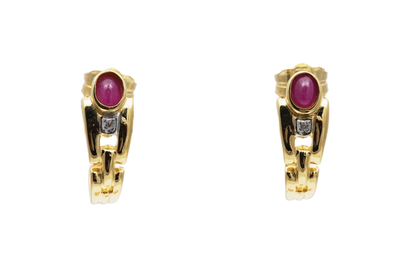Boucles d'oreilles contemporaines en or jaune 18 carats serties de rubis et de diamants taille "brillant" (+-0.10 ct)