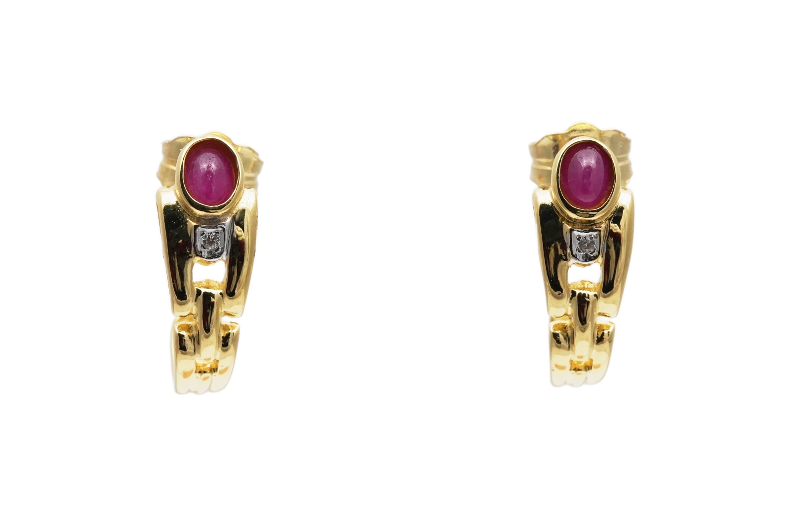 Boucles d'oreilles contemporaines en or jaune 18 carats serties de rubis et de diamants taille "brillant" (+-0.10 ct)