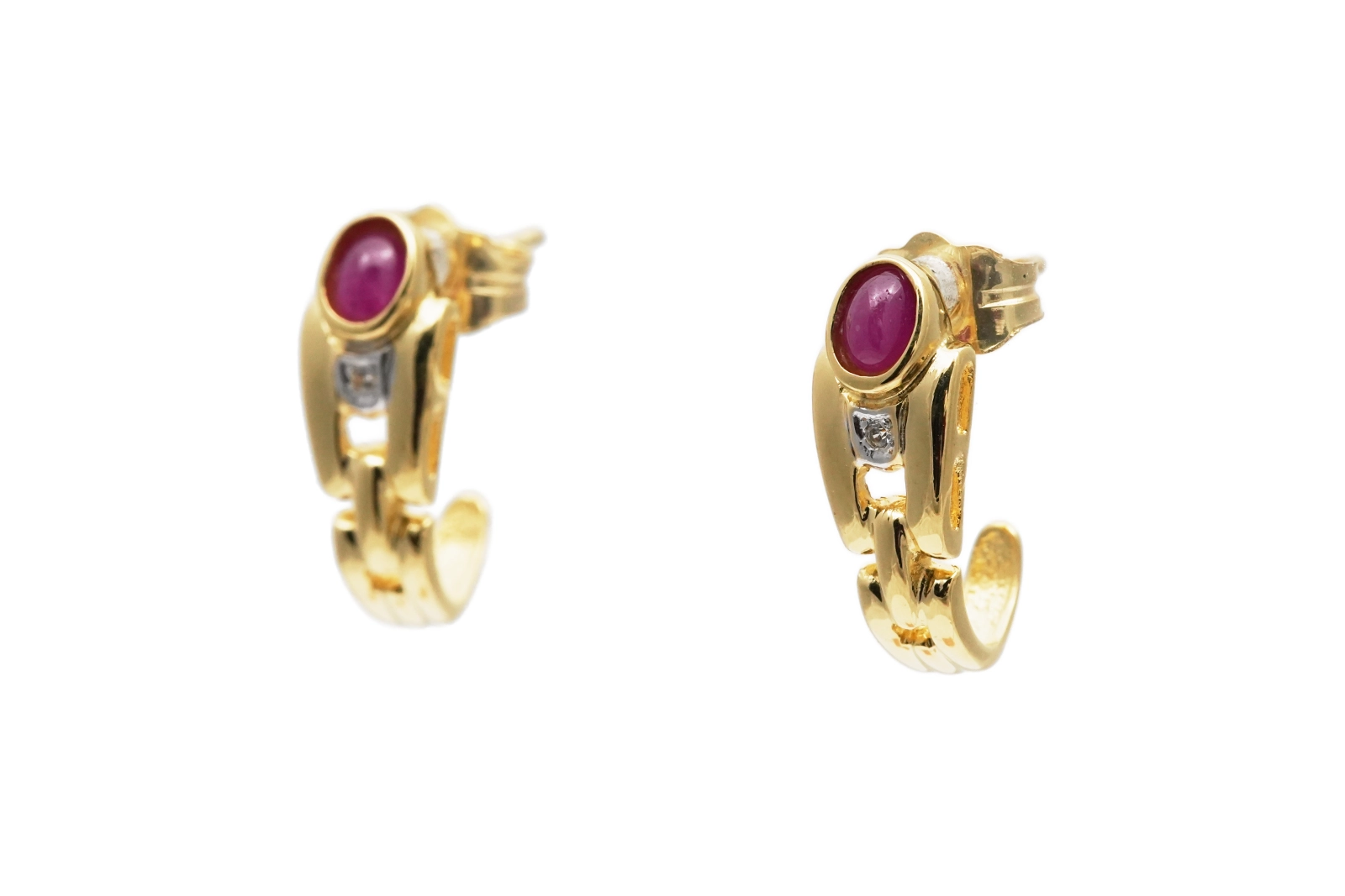 Boucles d'oreilles contemporaines en or jaune 18 carats serties de rubis et de diamants taille "brillant" (+-0.10 ct)