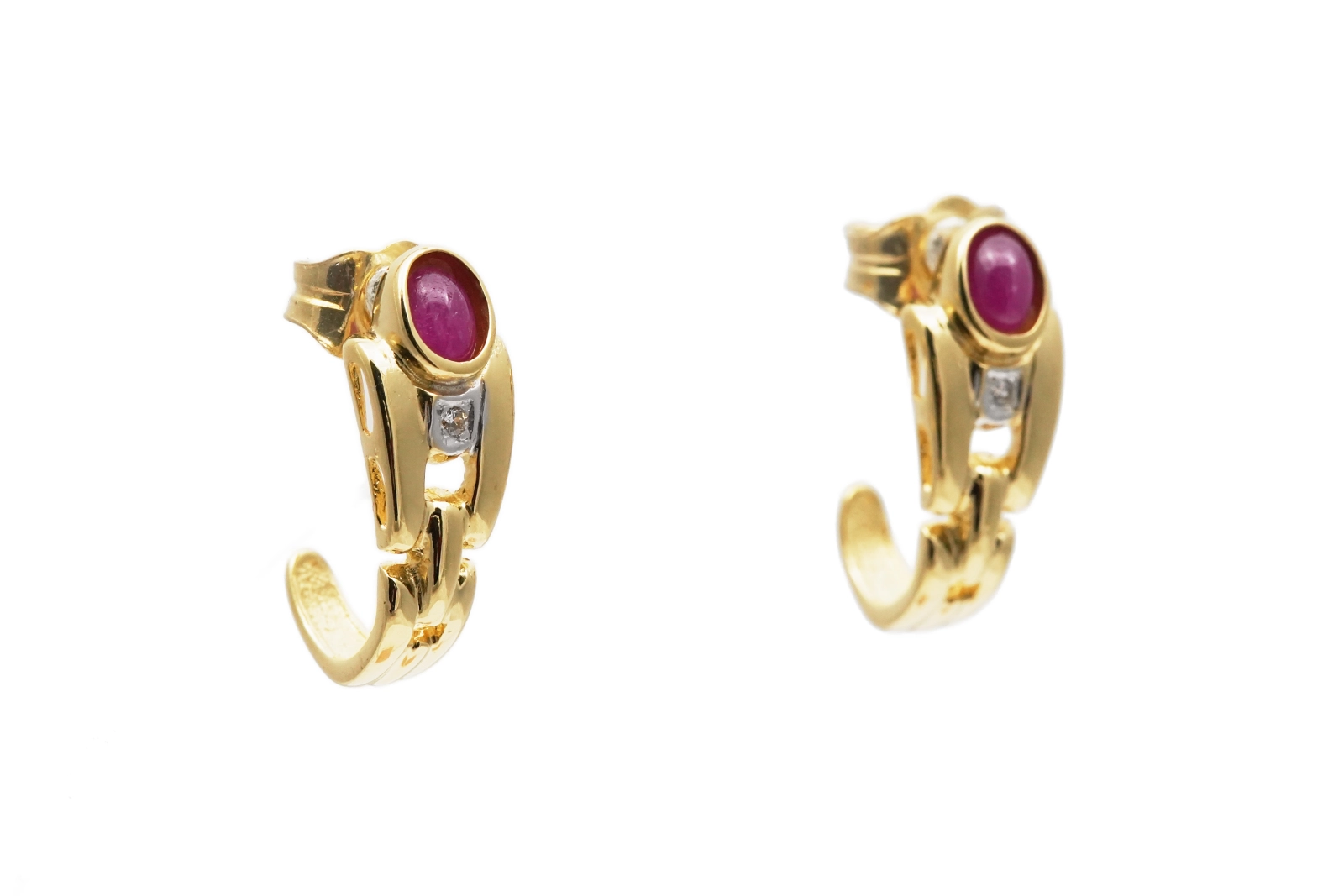 Boucles d'oreilles contemporaines en or jaune 18 carats serties de rubis et de diamants taille "brillant" (+-0.10 ct)