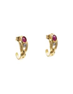 Boucles d'oreilles contemporaines en or jaune 18 carats serties de rubis et de diamants taille "brillant" (+-0.10 ct)
