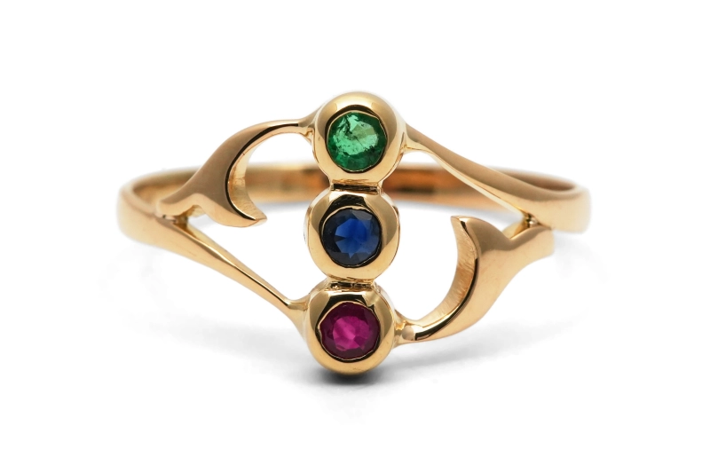 Bague contemporaine en or jaune 18 carats sertie d'une émeraude, d'un saphir et d'un rubis