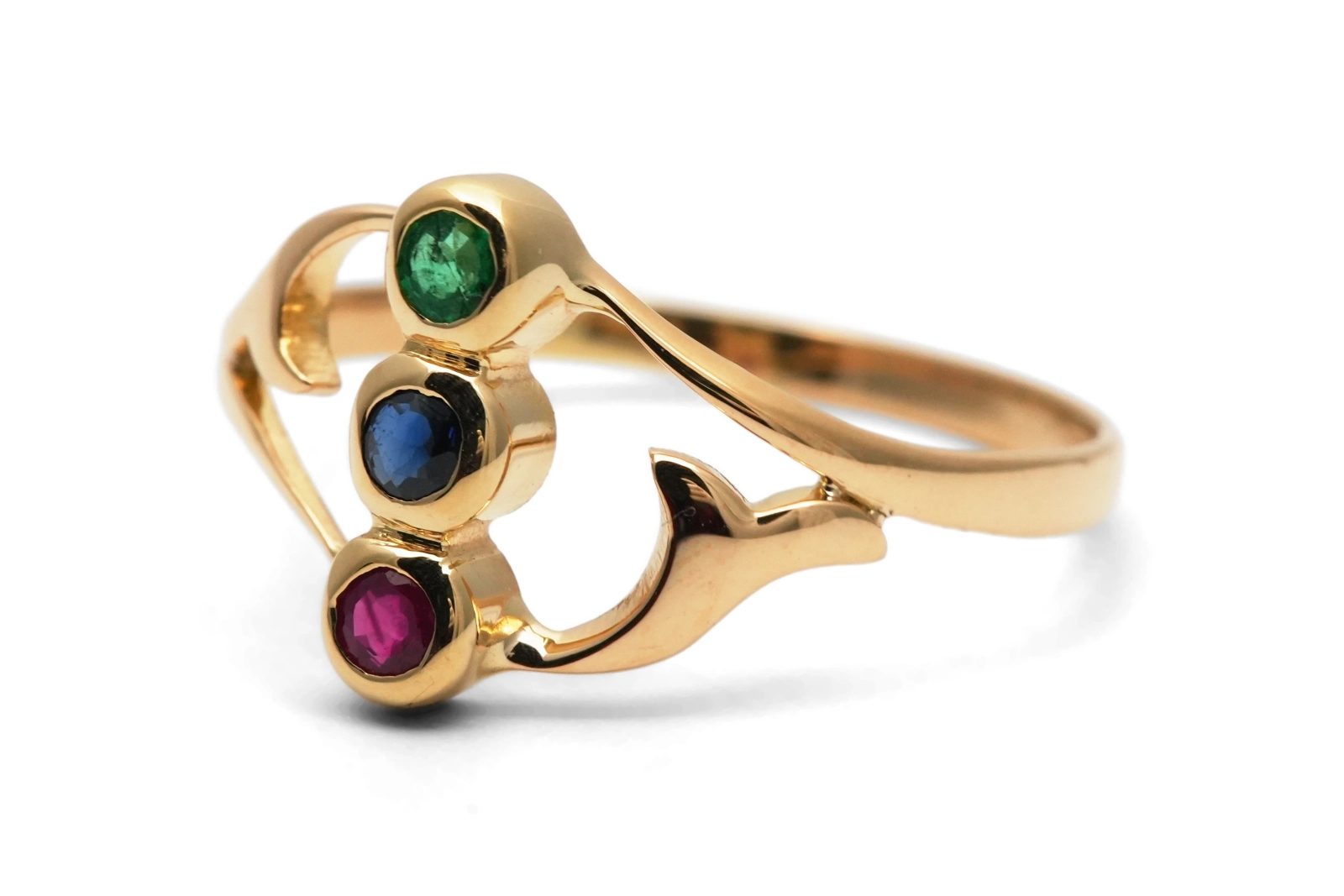 Bague contemporaine en or jaune 18 carats sertie d'une émeraude, d'un saphir et d'un rubis