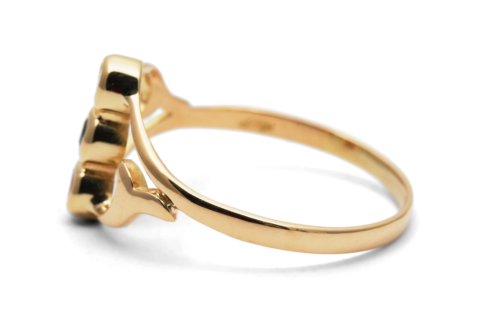 Bague contemporaine en or jaune 18 carats sertie d'une émeraude, d'un saphir et d'un rubis
