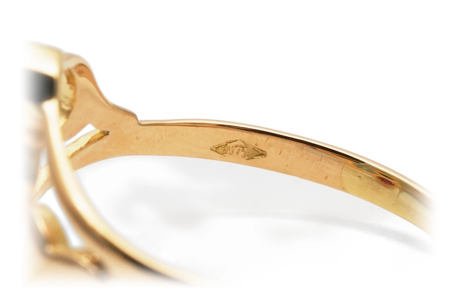 Bague contemporaine en or jaune 18 carats sertie d'une émeraude, d'un saphir et d'un rubis