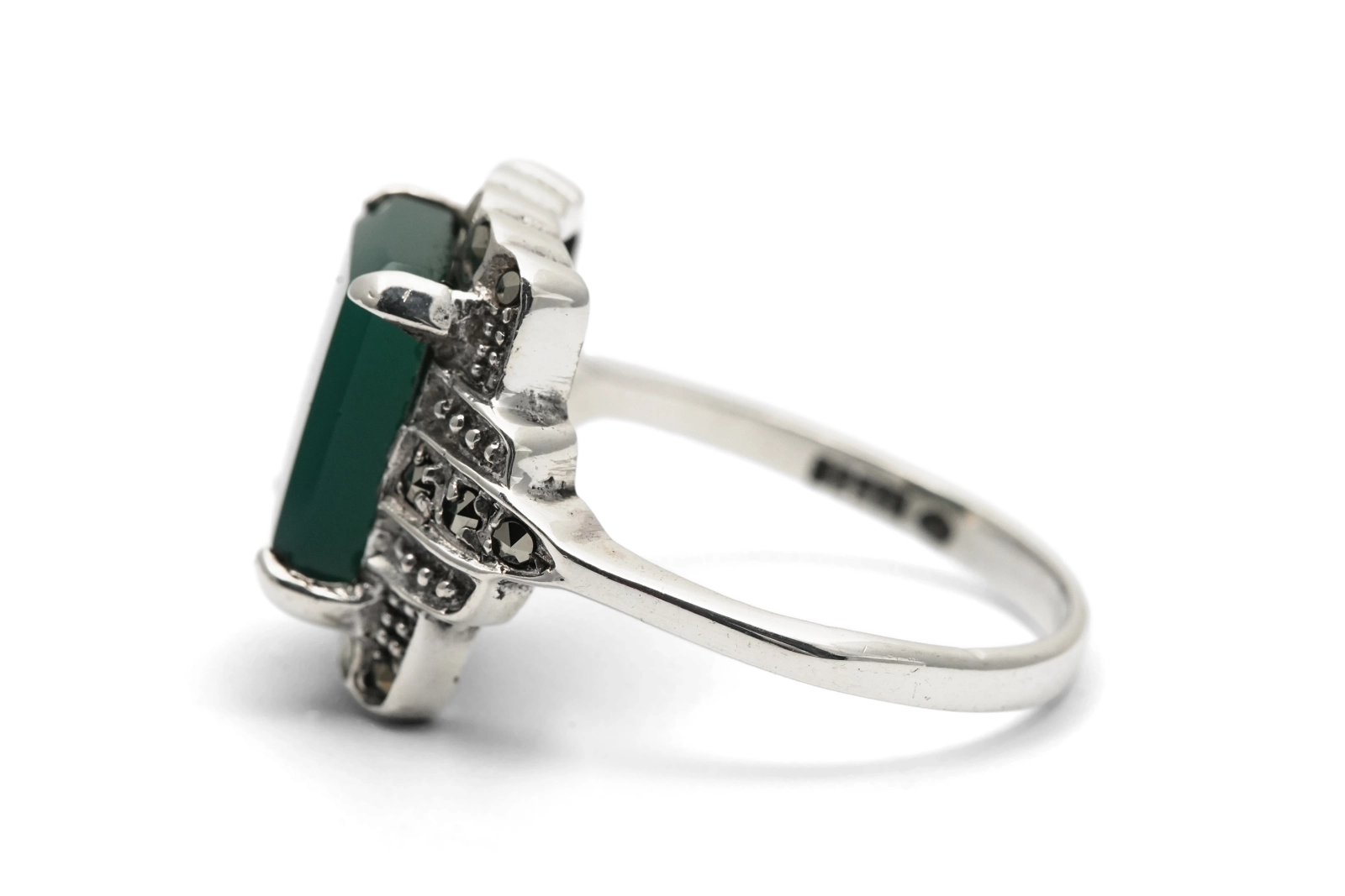 Bague contemporaine en argent 925 sertie d'une chrysocolle et de marcassites