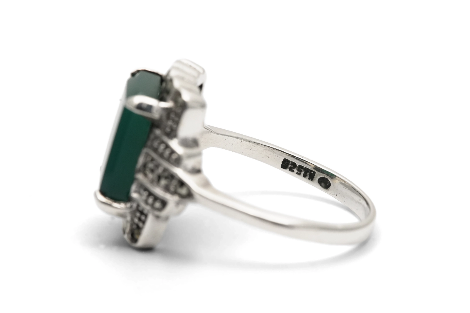 Bague contemporaine en argent 925 sertie d'une chrysocolle et de marcassites