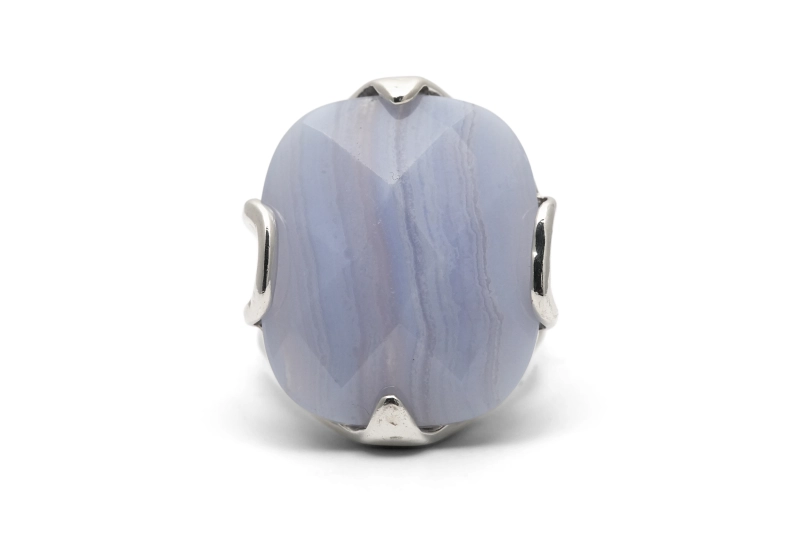 Bague contemporaine en argent sertie d'une agate