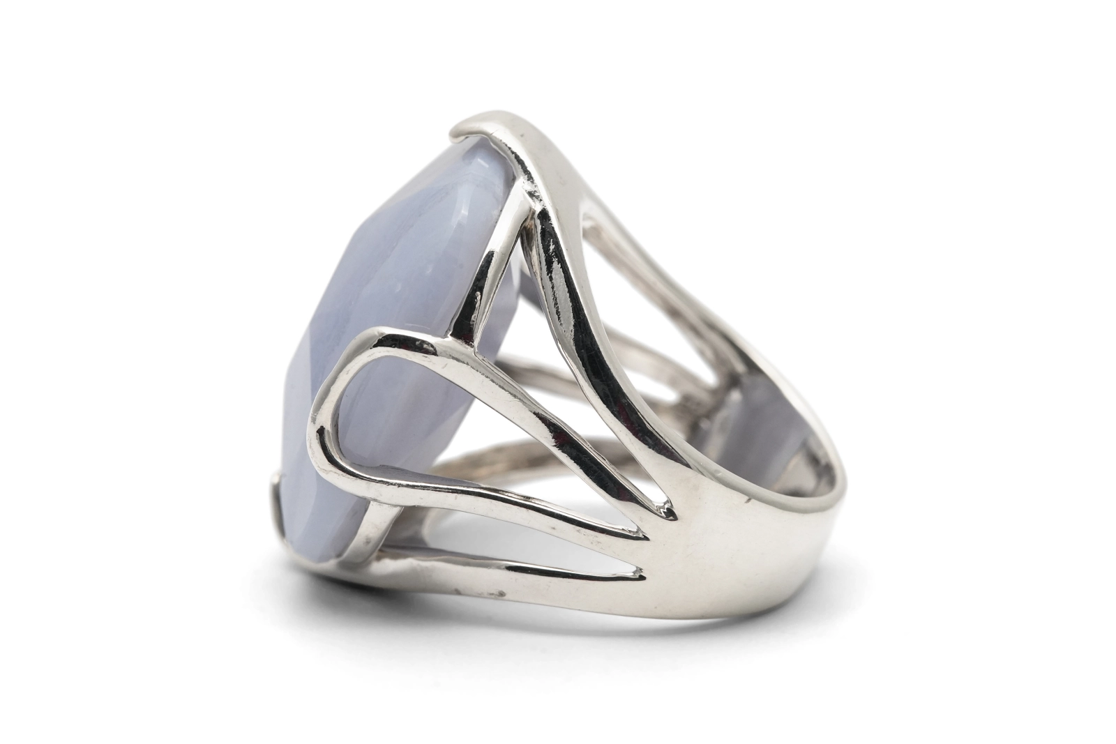 Bague contemporaine en argent sertie d'une agate