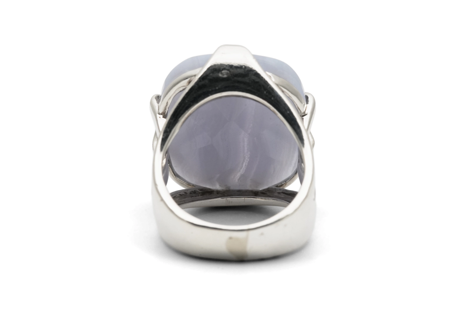 Bague contemporaine en argent sertie d'une agate