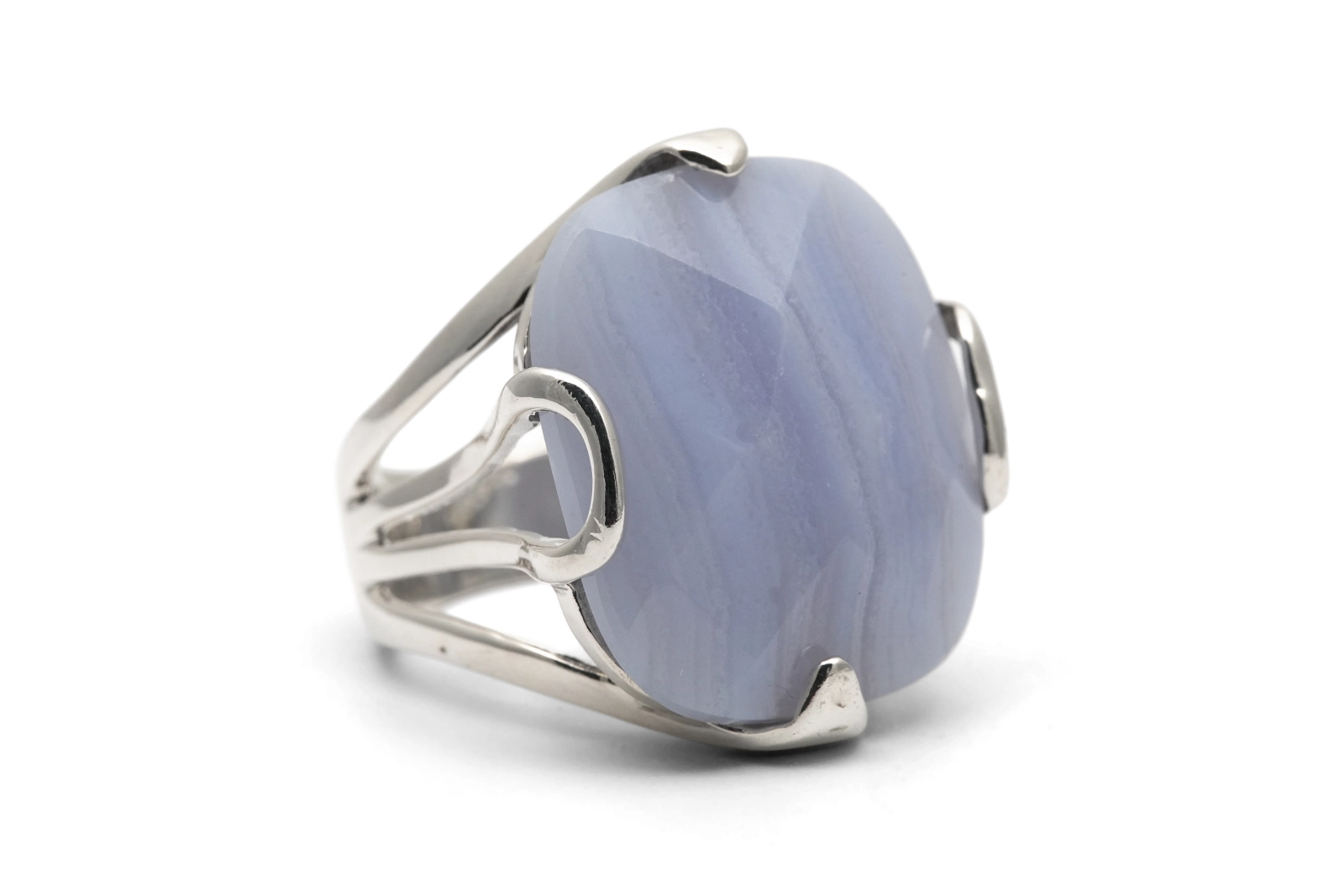 Bague contemporaine en argent sertie d'une agate