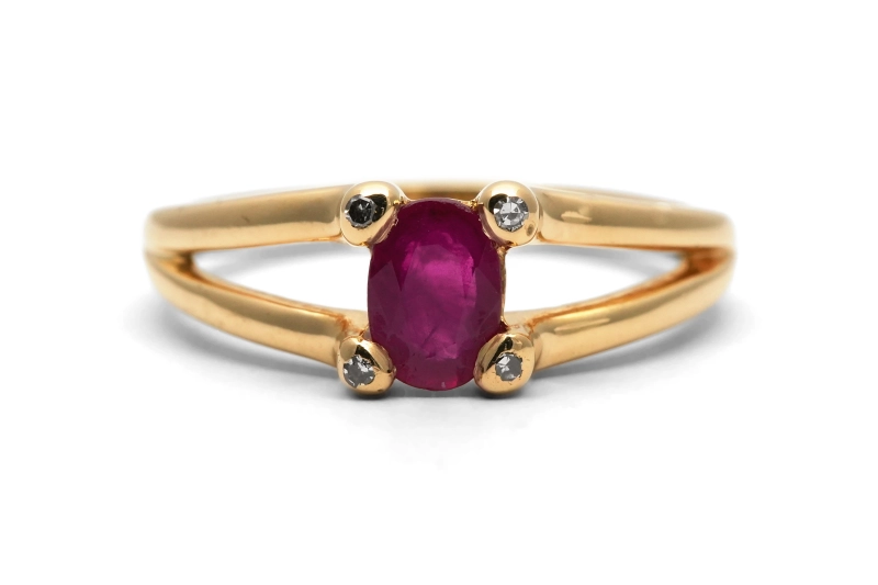 Bague contemporaine en or jaune 18 carats sertie d'un rubis et de diamants taille "8/8"