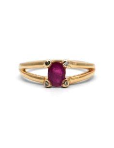 Bague contemporaine en or jaune 18 carats sertie d'un rubis et de diamants taille "8/8"