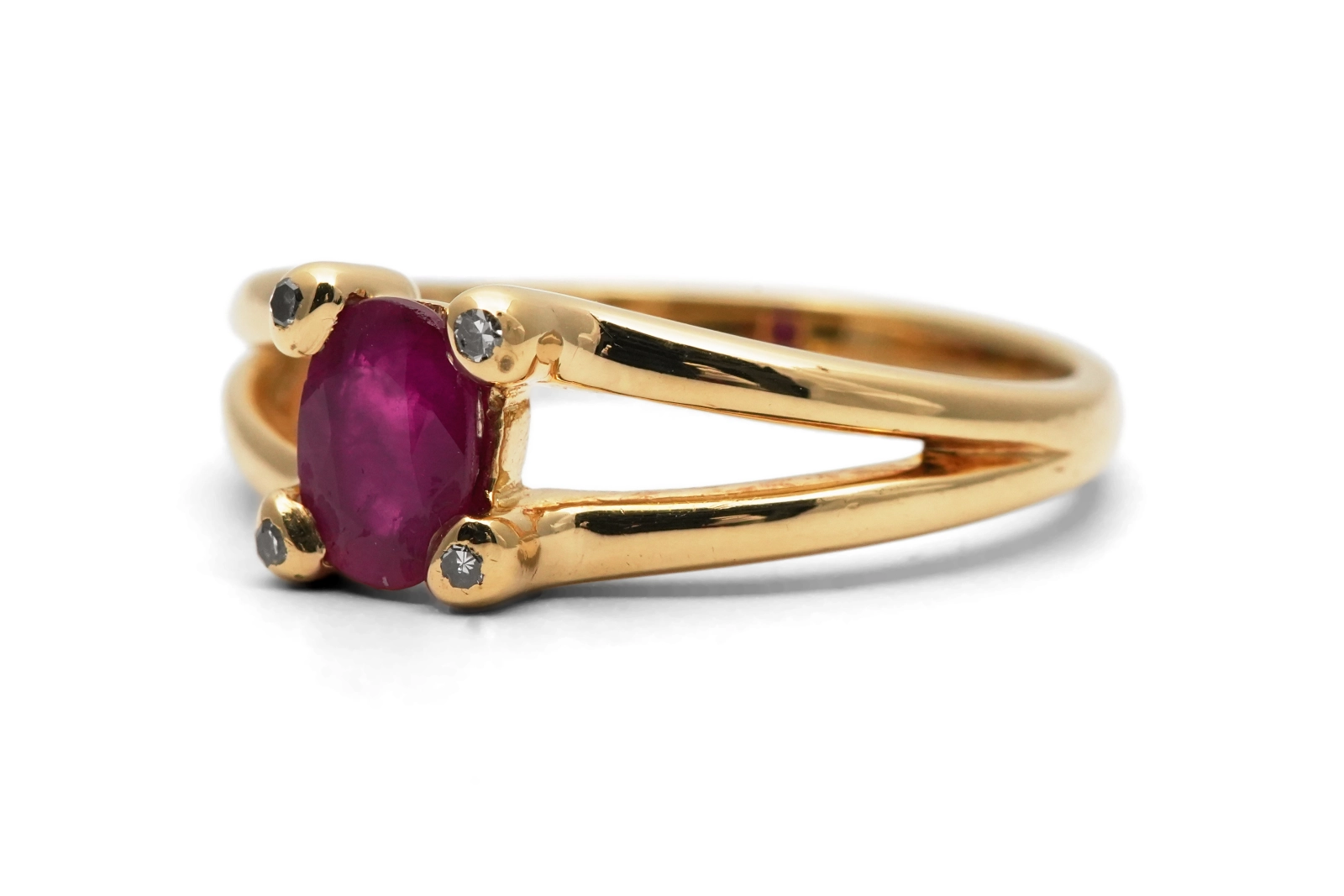 Bague contemporaine en or jaune 18 carats sertie d'un rubis et de diamants taille "8/8"