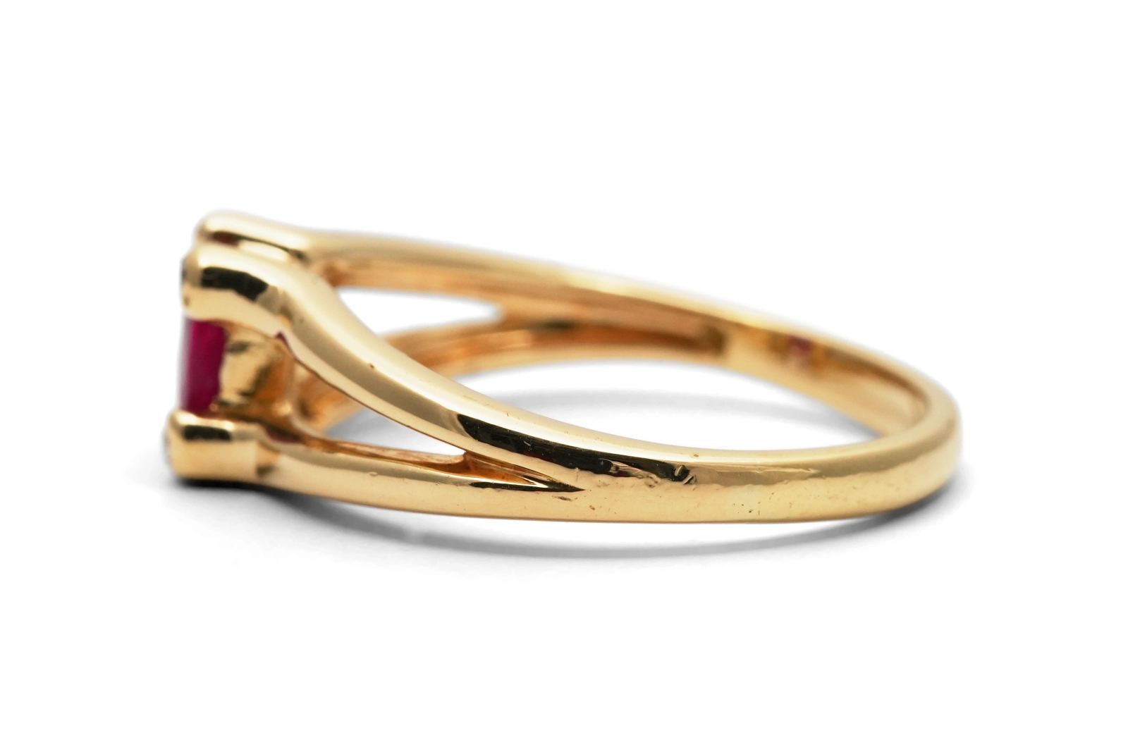 Bague contemporaine en or jaune 18 carats sertie d'un rubis et de diamants taille "8/8"