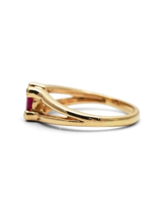 Bague contemporaine en or jaune 18 carats sertie d'un rubis et de diamants taille "8/8"
