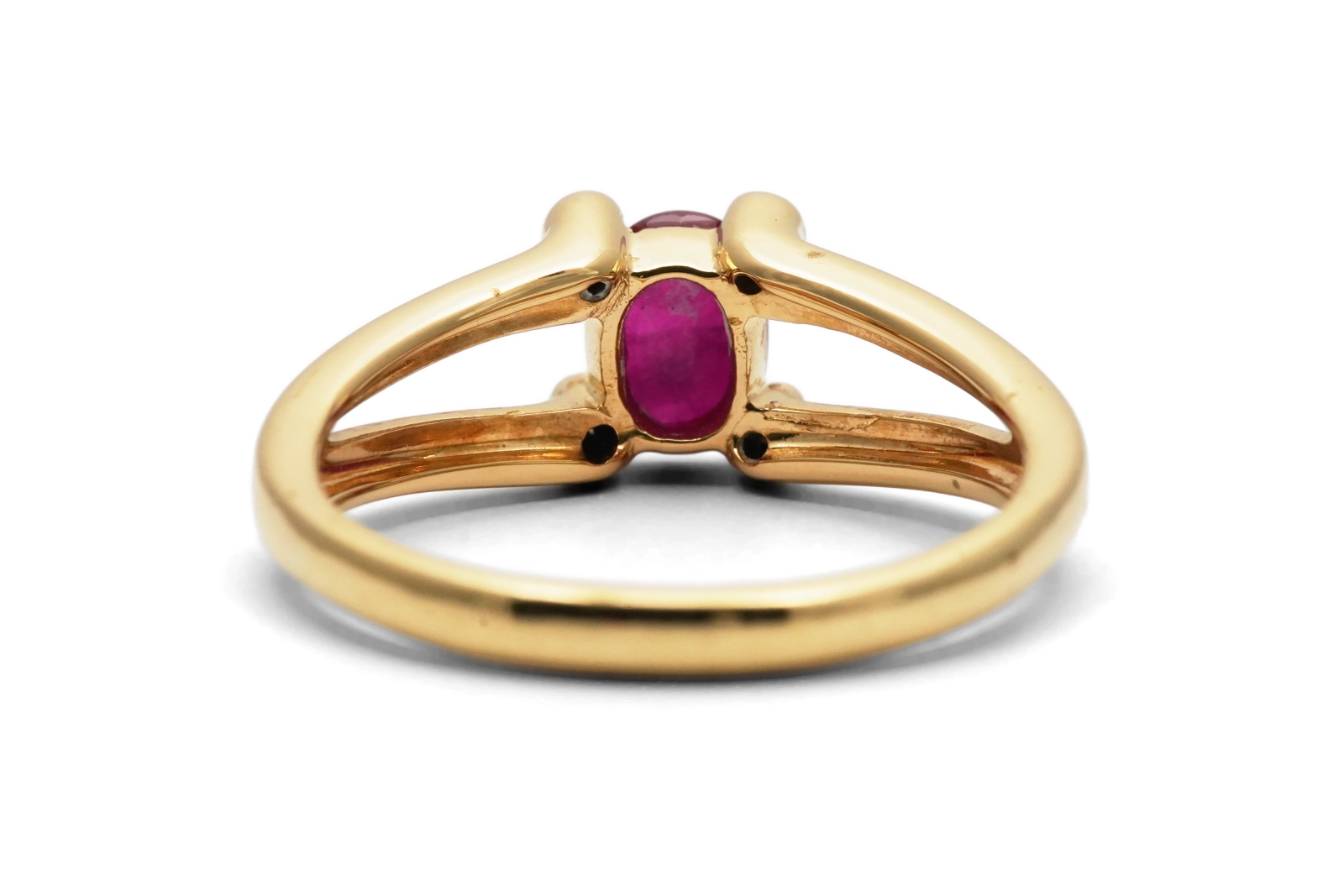 Bague contemporaine en or jaune 18 carats sertie d'un rubis et de diamants taille "8/8"