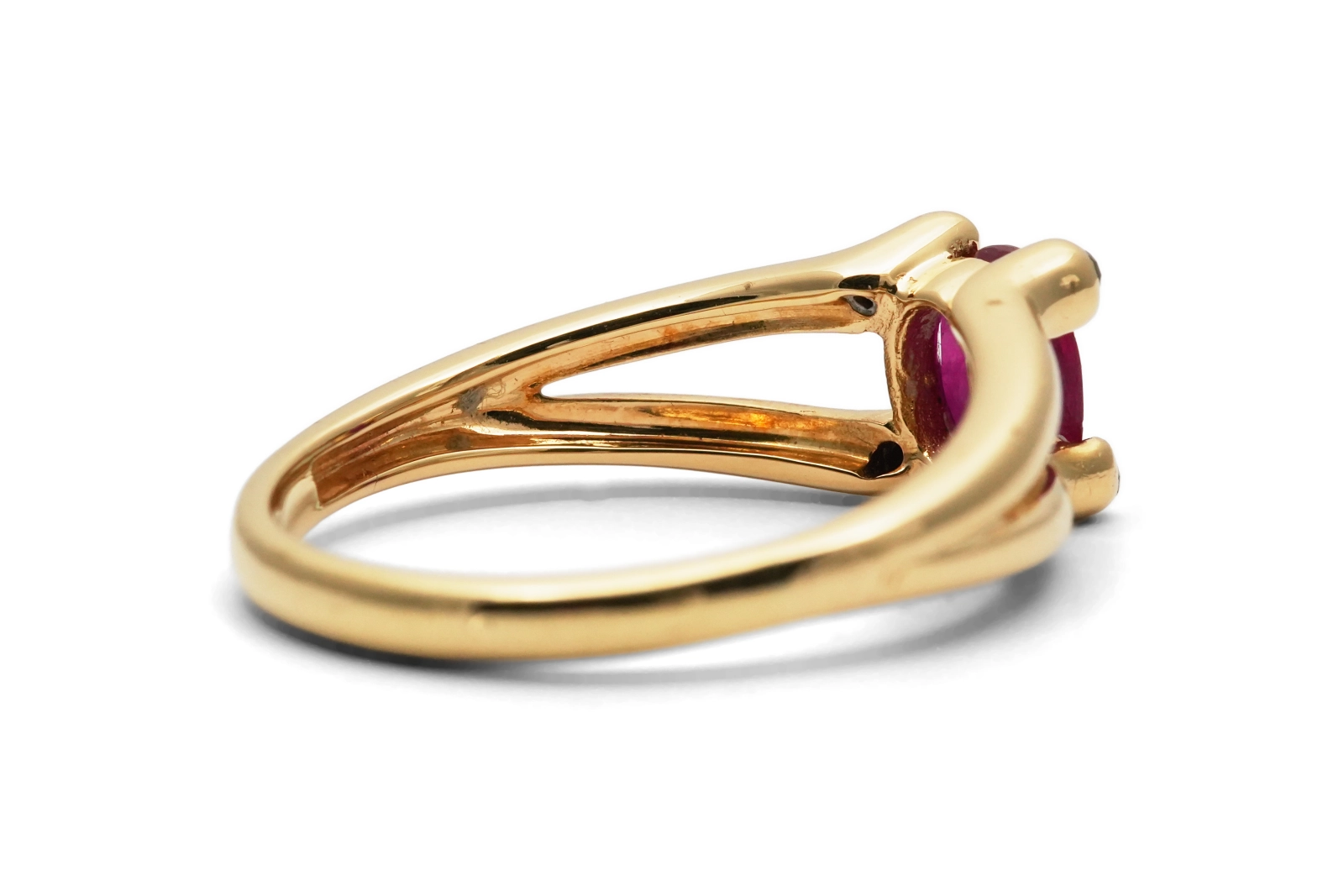 Bague contemporaine en or jaune 18 carats sertie d'un rubis et de diamants taille "8/8"