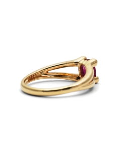 Bague contemporaine en or jaune 18 carats sertie d'un rubis et de diamants taille "8/8"