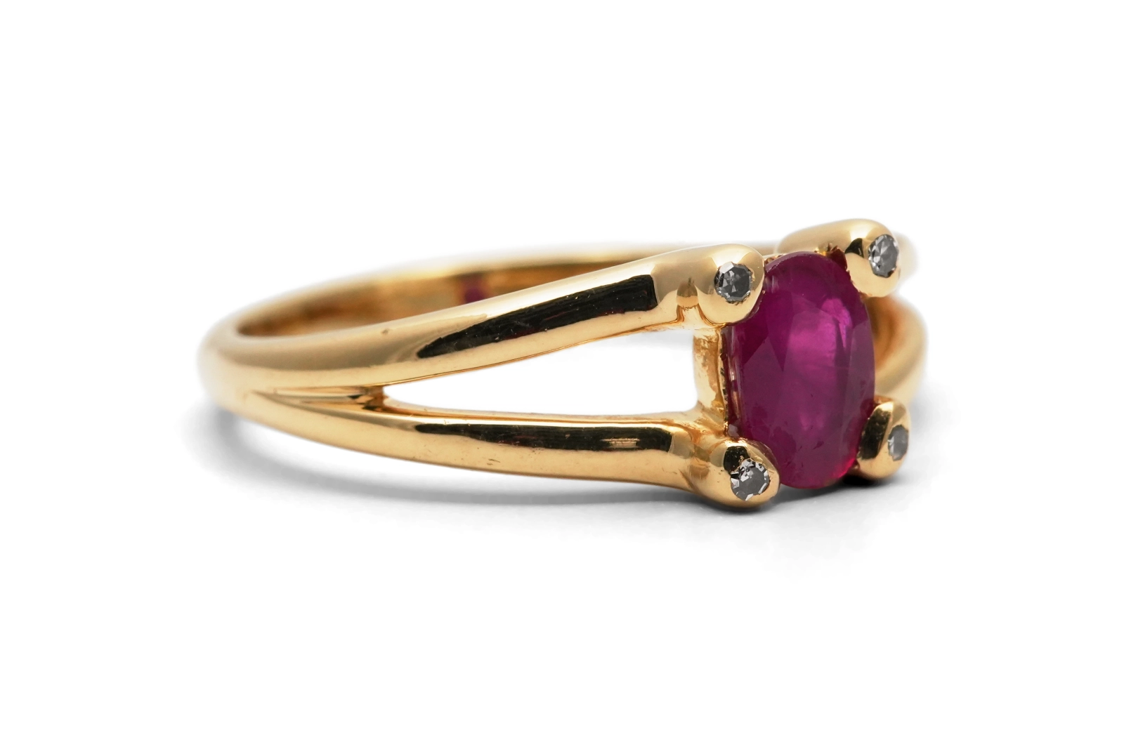 Bague contemporaine en or jaune 18 carats sertie d'un rubis et de diamants taille "8/8"