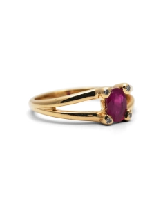 Bague contemporaine en or jaune 18 carats sertie d'un rubis et de diamants taille "8/8"