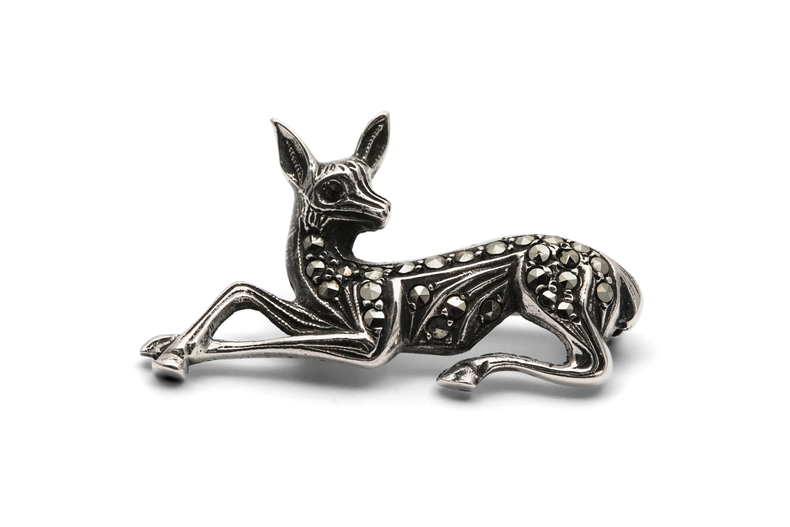 Broche "Faon" Art Déco en argent 835 sertie de marcassites