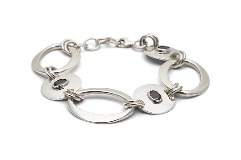 Bracelet contemporain en argent 925 serti d'améthystes