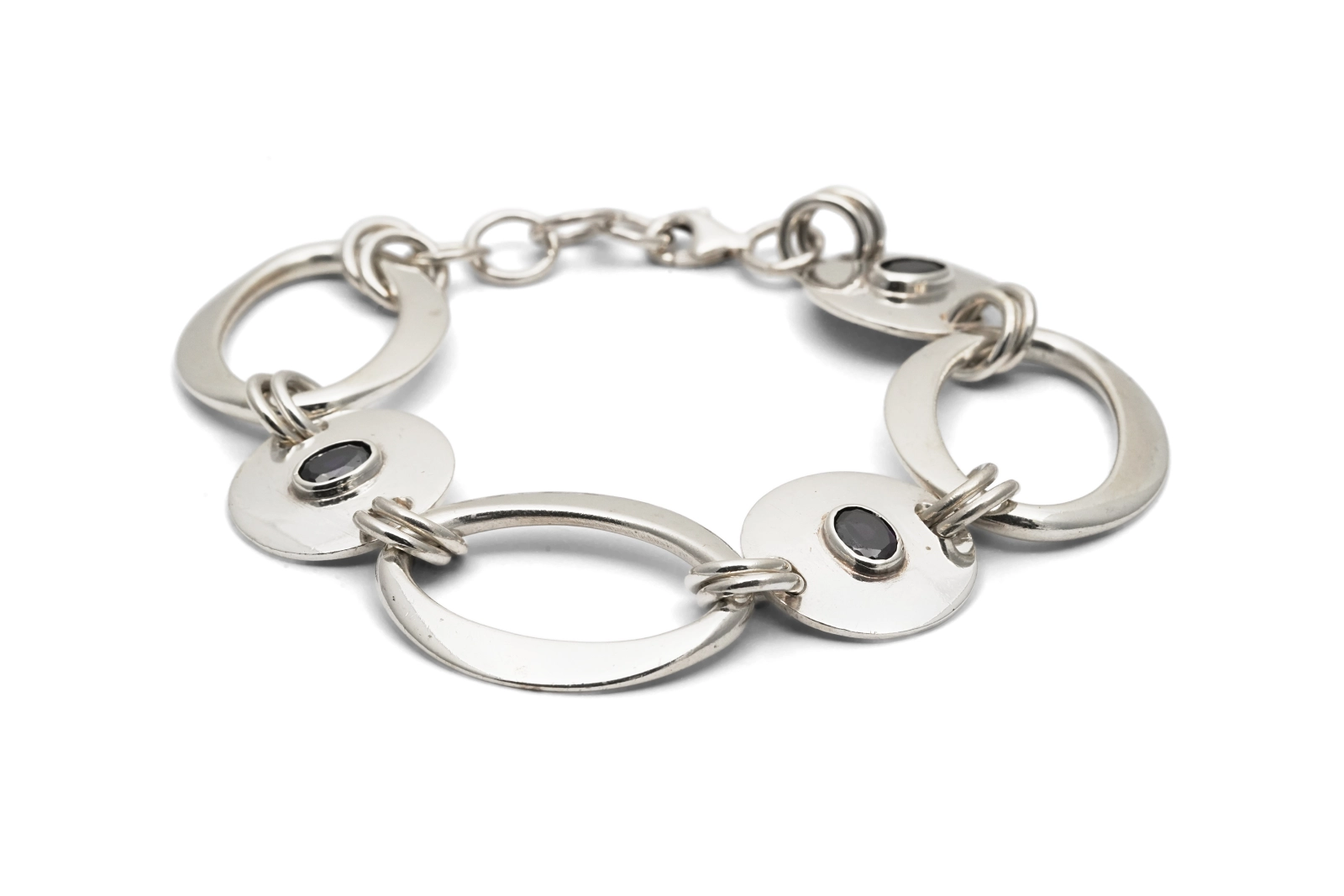 Bracelet contemporain en argent 925 serti d'améthystes